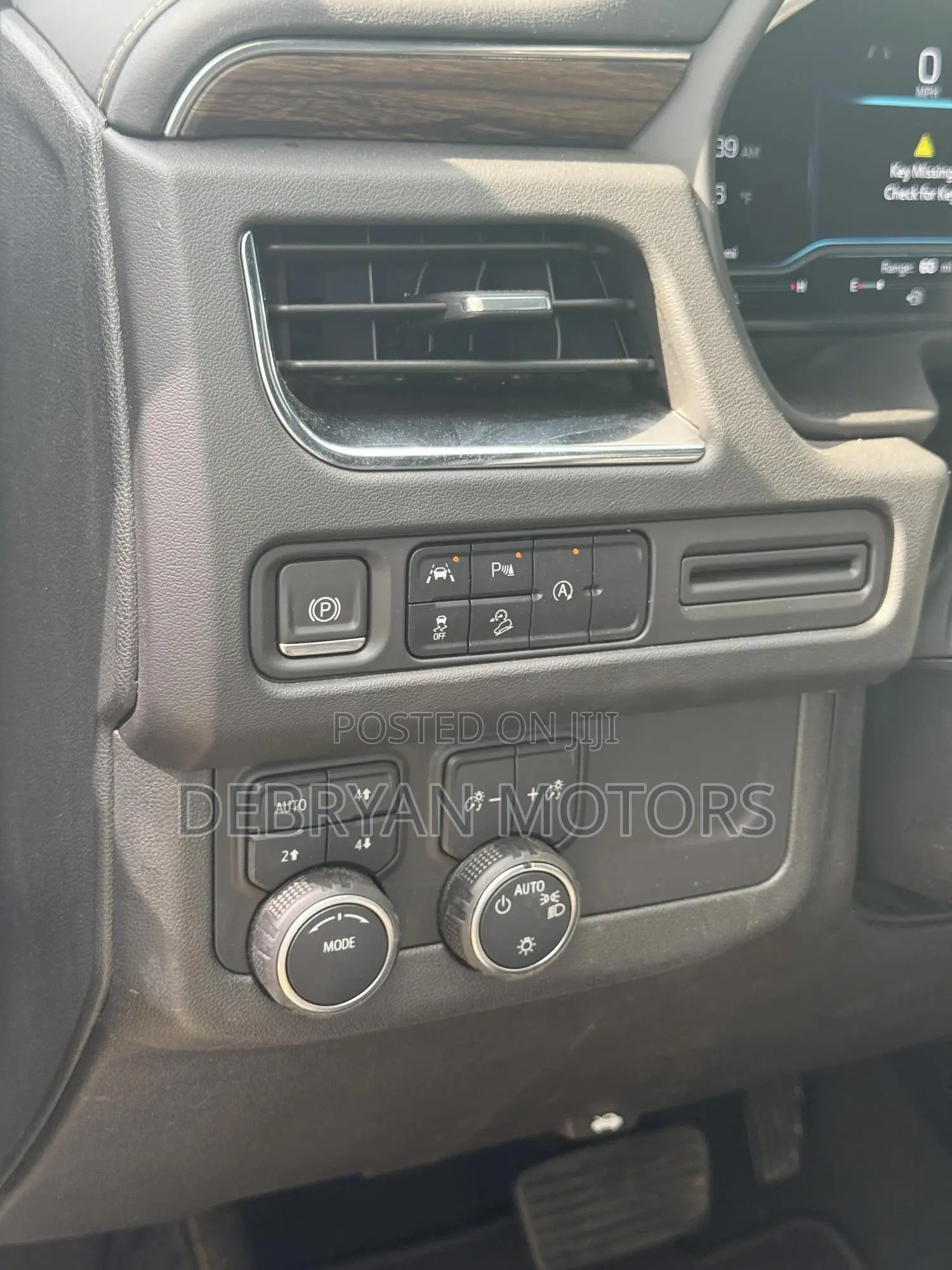 Chevrolet Suburban 2023 White