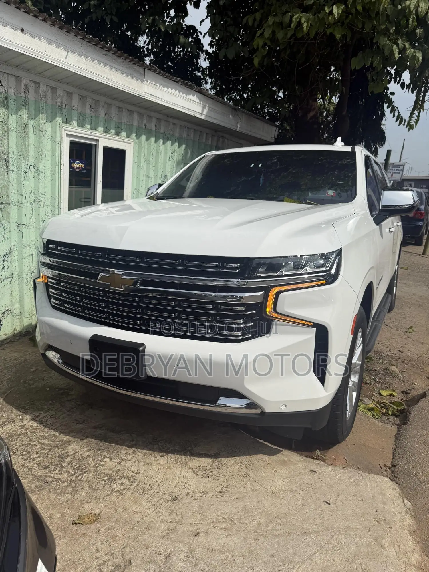 Chevrolet Suburban 2023 White