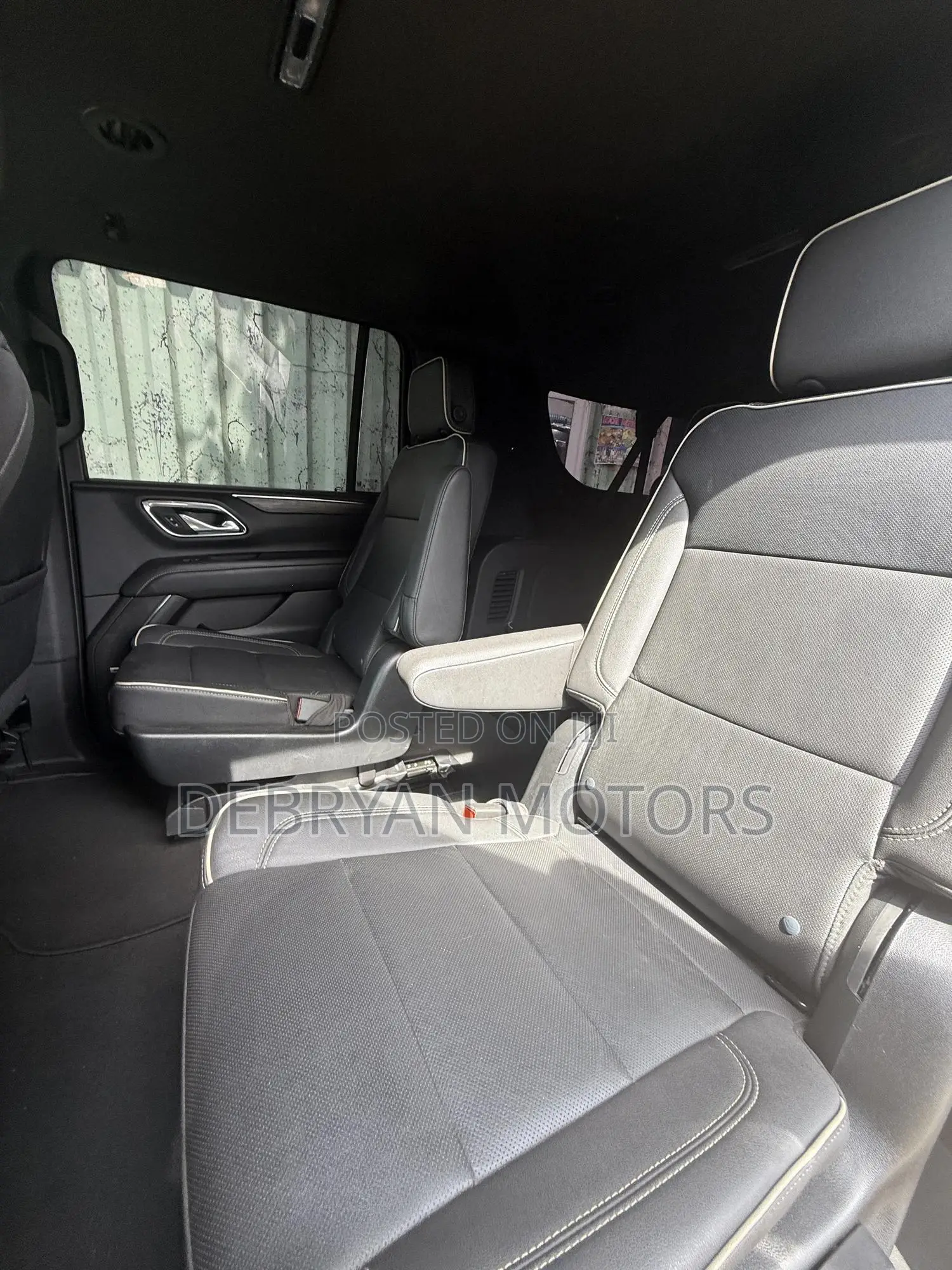 Chevrolet Suburban 2023 White