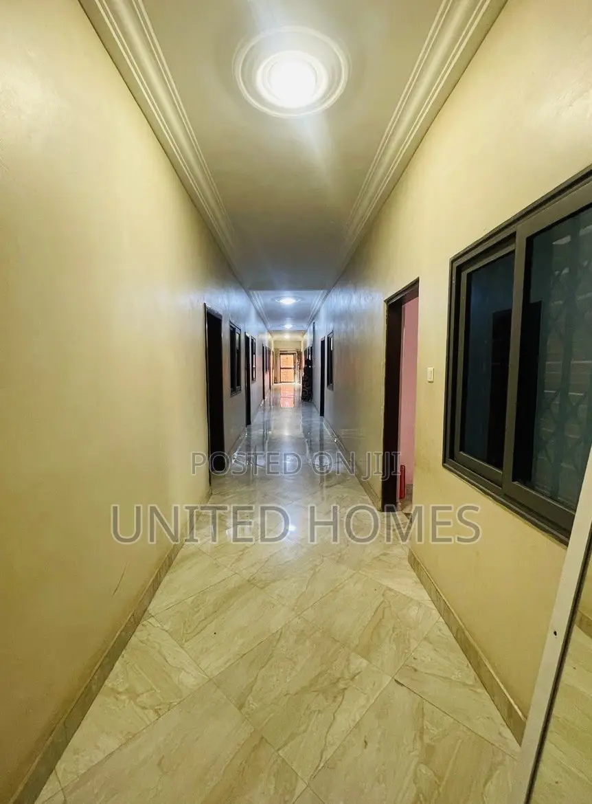 20bdrm Mansion in Achimota for sale