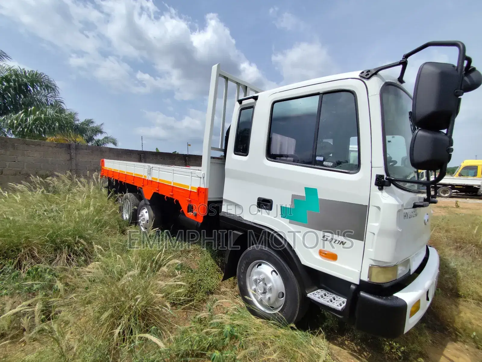 2015 Hyundai Gold Double Axle. New Arrival.