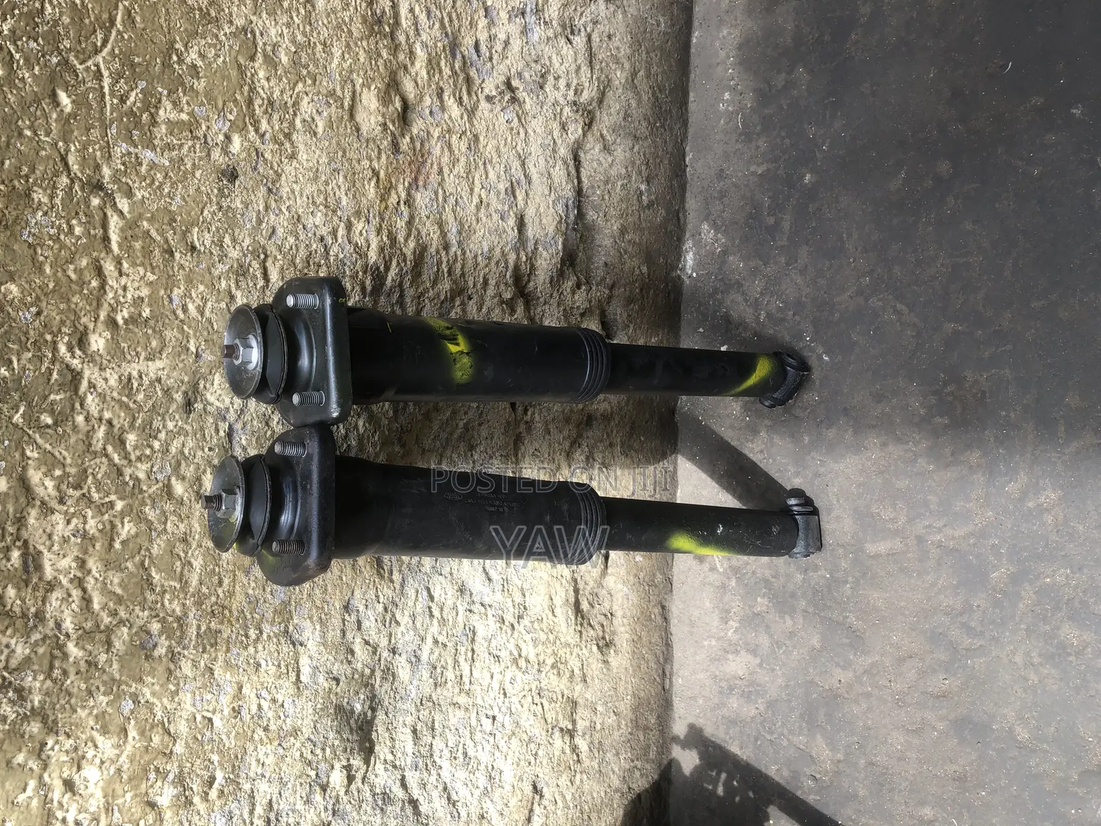 Range Rover Vogue 2006 Back Shocks