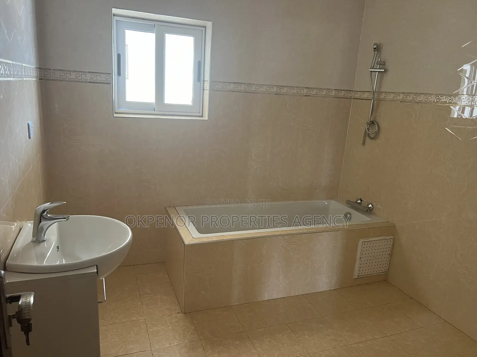 5bdrm House in Myron Estate, Tema Metropolitan for sale