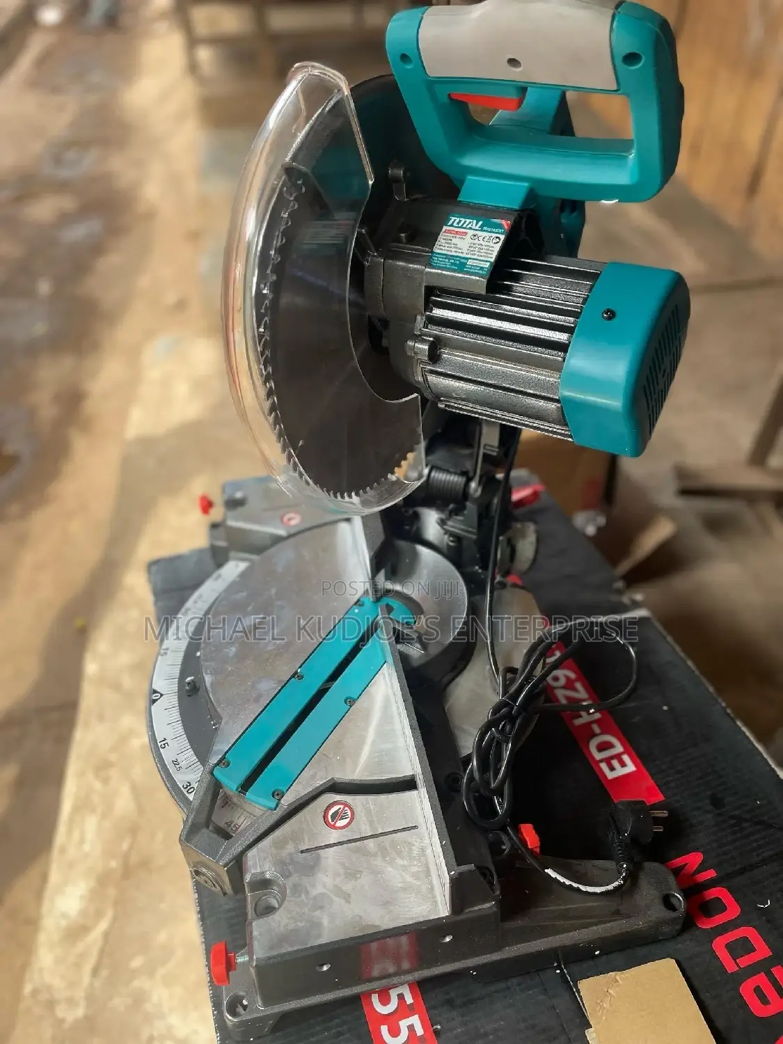 Cutting Machine/Mitre Saw