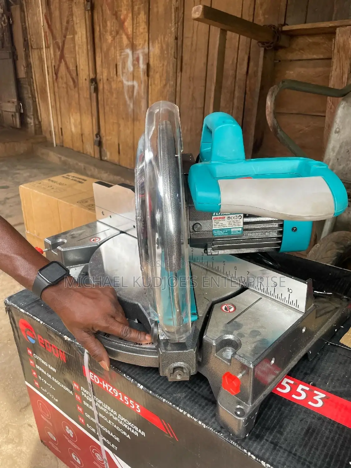 Cutting Machine/Mitre Saw