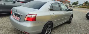 Photo - Toyota Yaris Base Sedan 4dr 2010 Silver