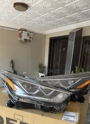 Photo - Highlander 2022 Headlight Available