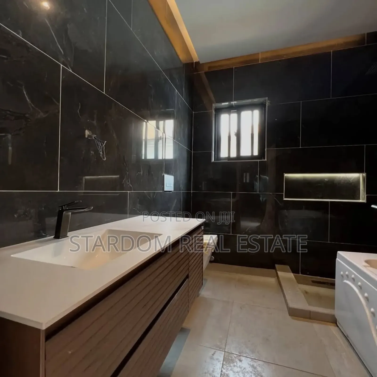 3bdrm Duplex in Ashaley Botwe for sale