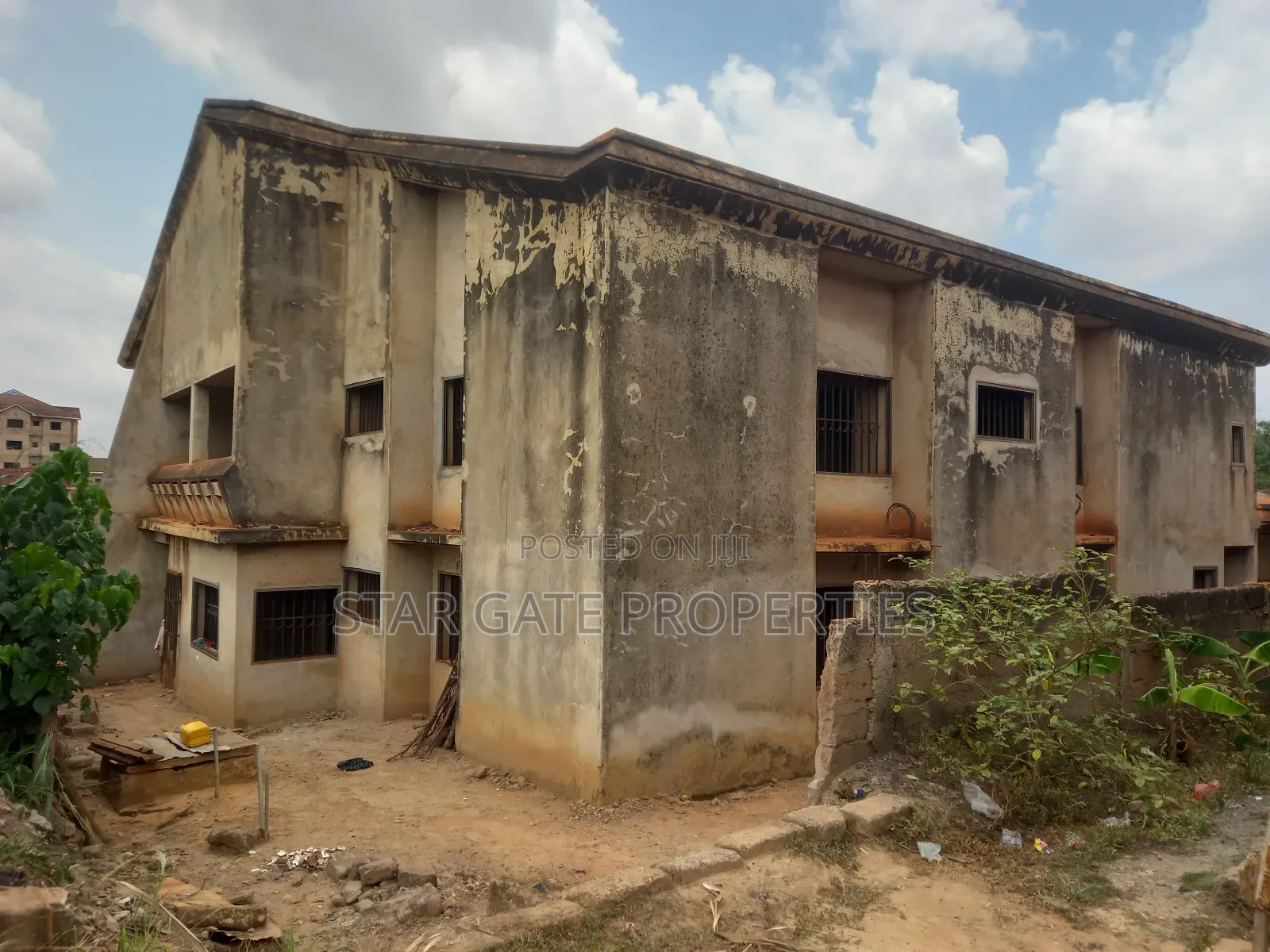 10bdrm House in Santasi Apire, Kumasi Metropolitan for sale