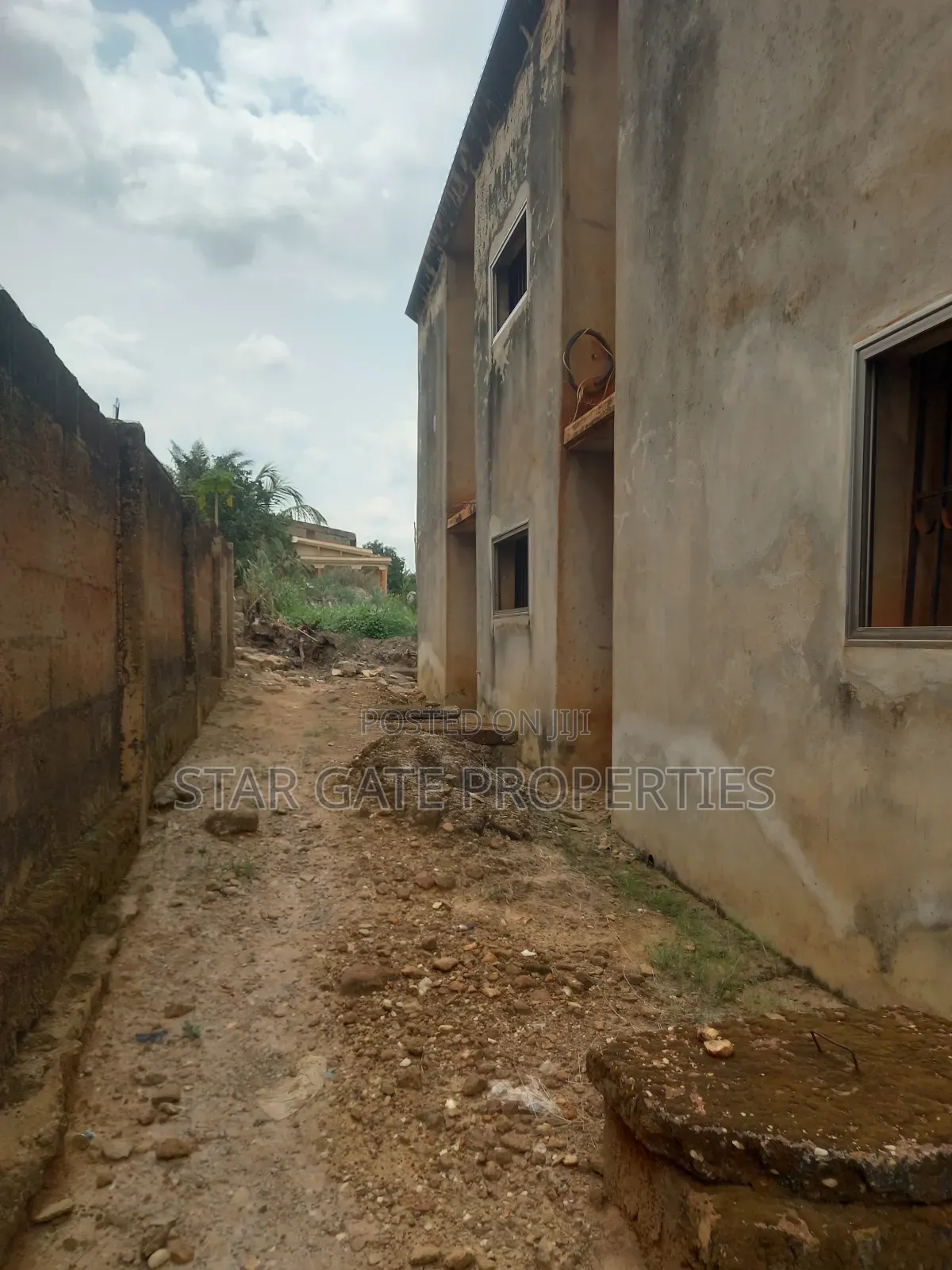 10bdrm House in Santasi Apire, Kumasi Metropolitan for sale