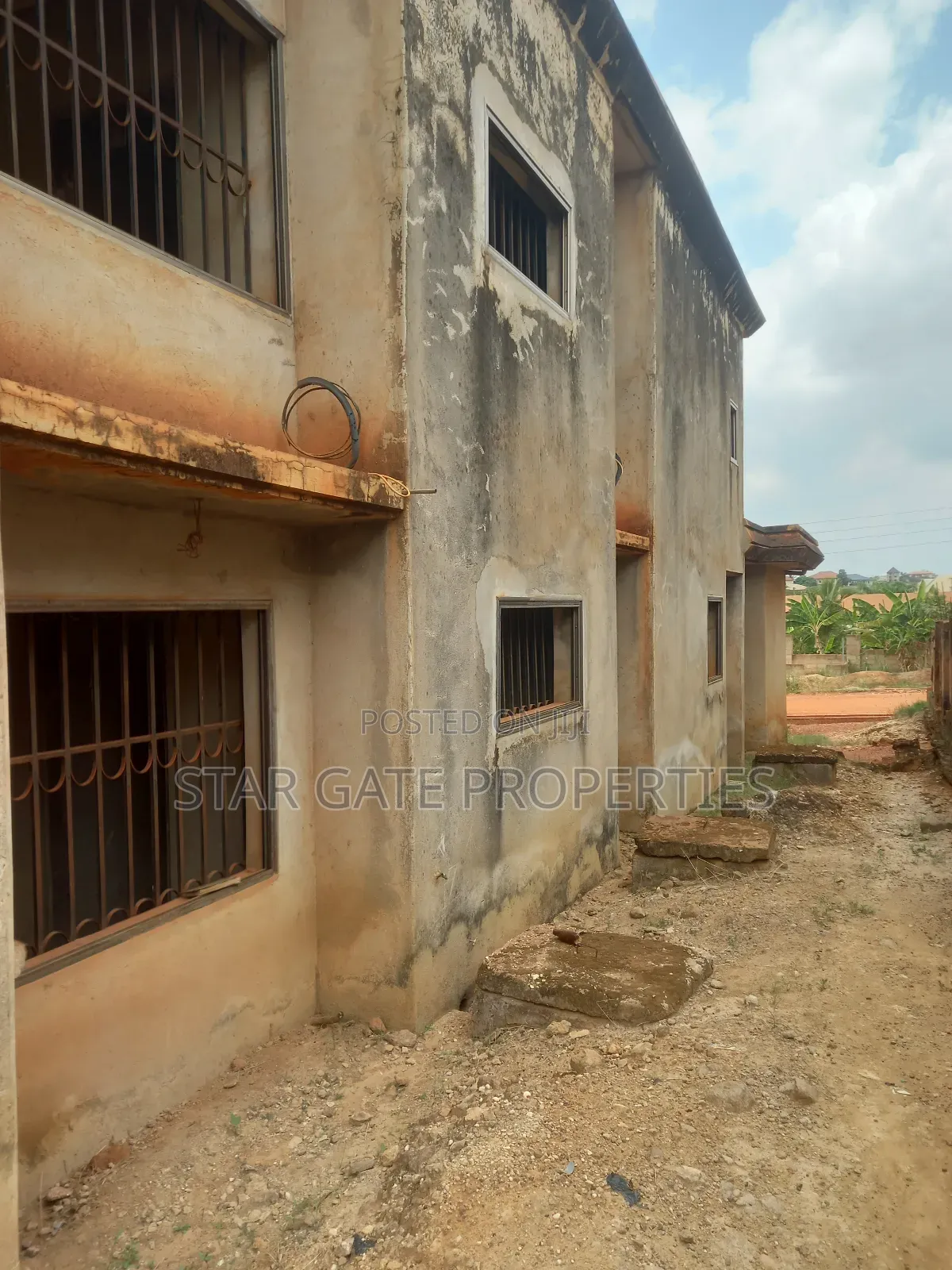 10bdrm House in Santasi Apire, Kumasi Metropolitan for sale