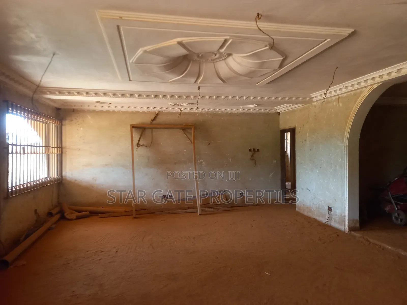 10bdrm House in Santasi Apire, Kumasi Metropolitan for sale