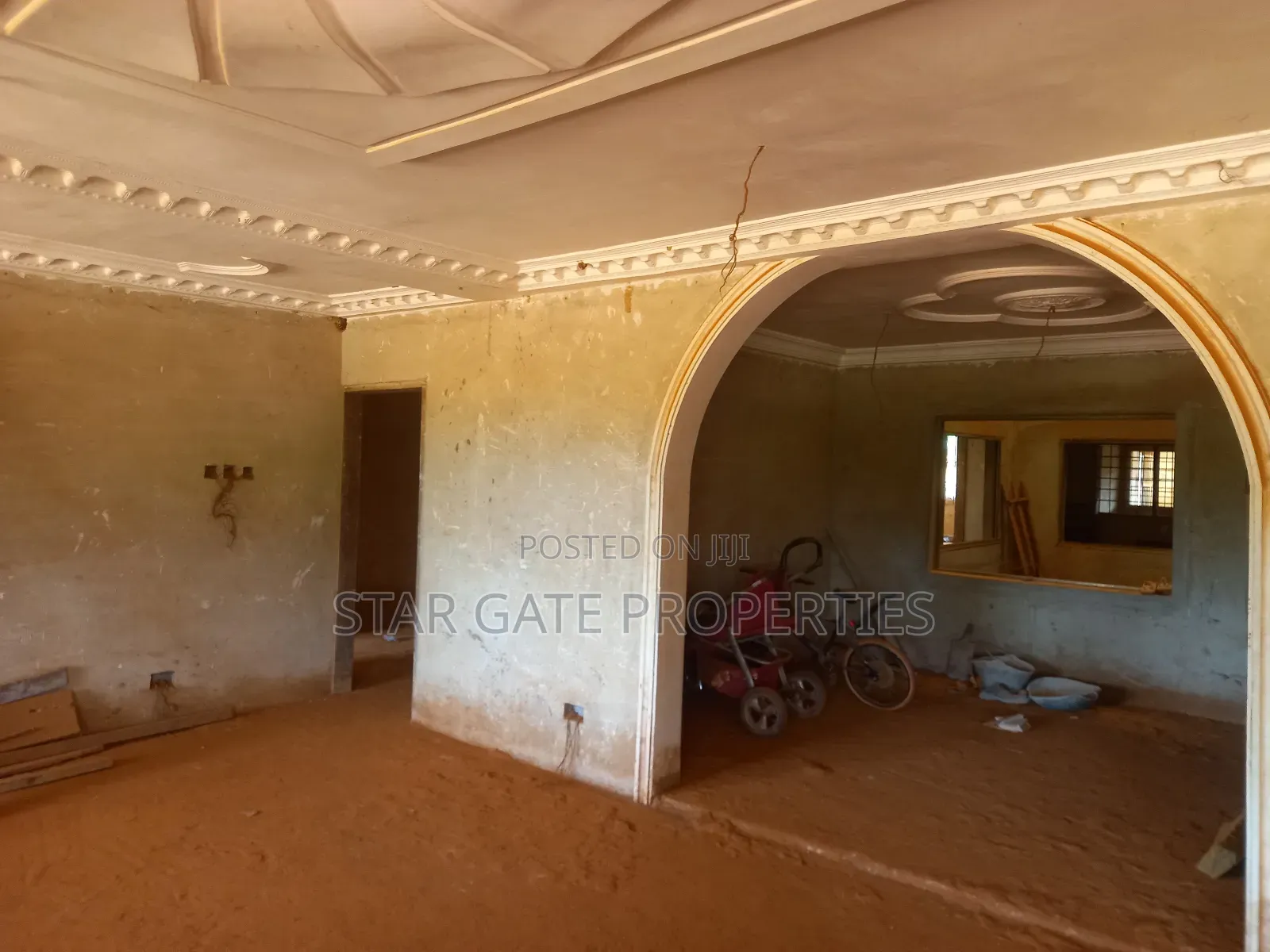 10bdrm House in Santasi Apire, Kumasi Metropolitan for sale