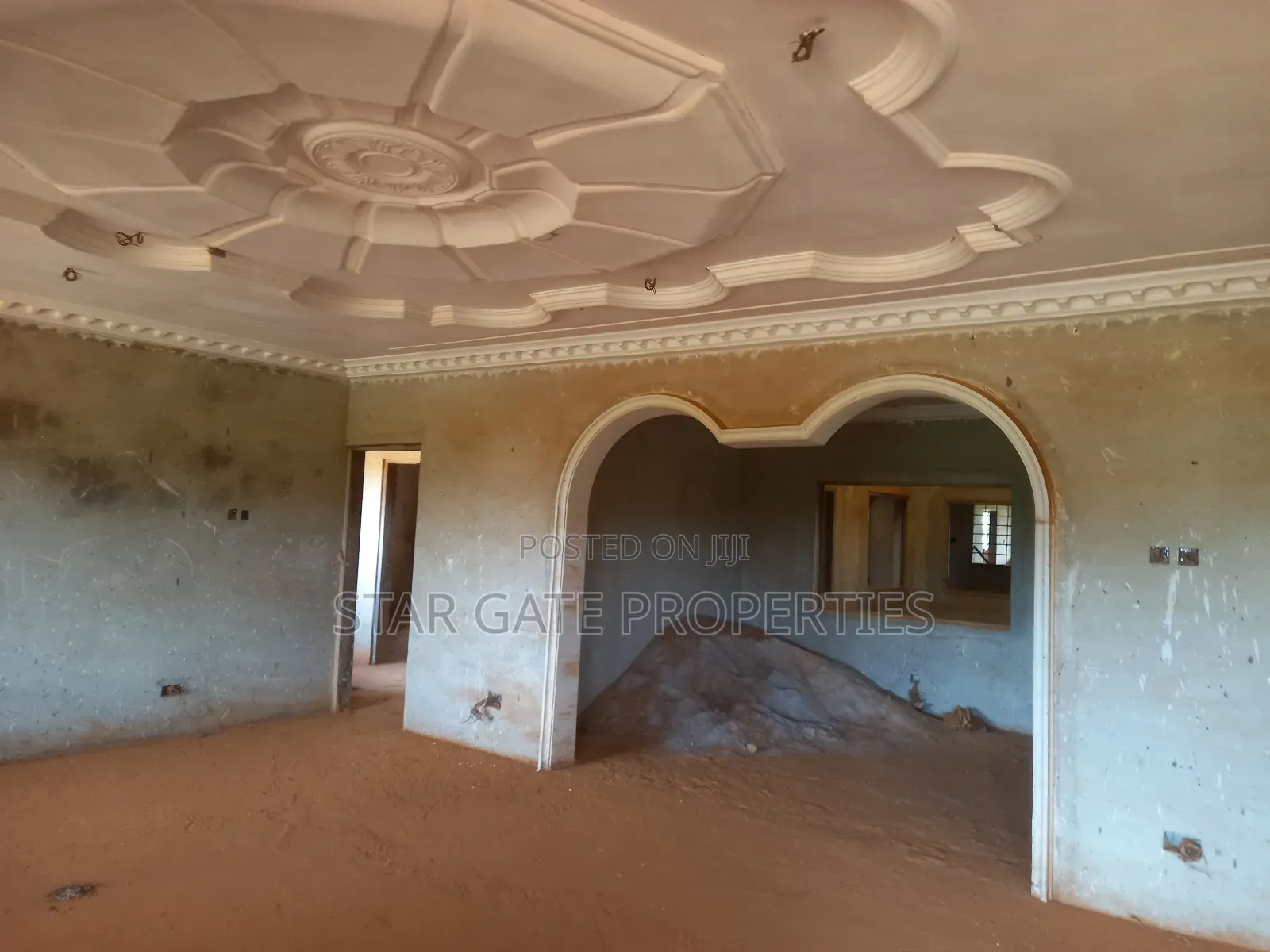 10bdrm House in Santasi Apire, Kumasi Metropolitan for sale