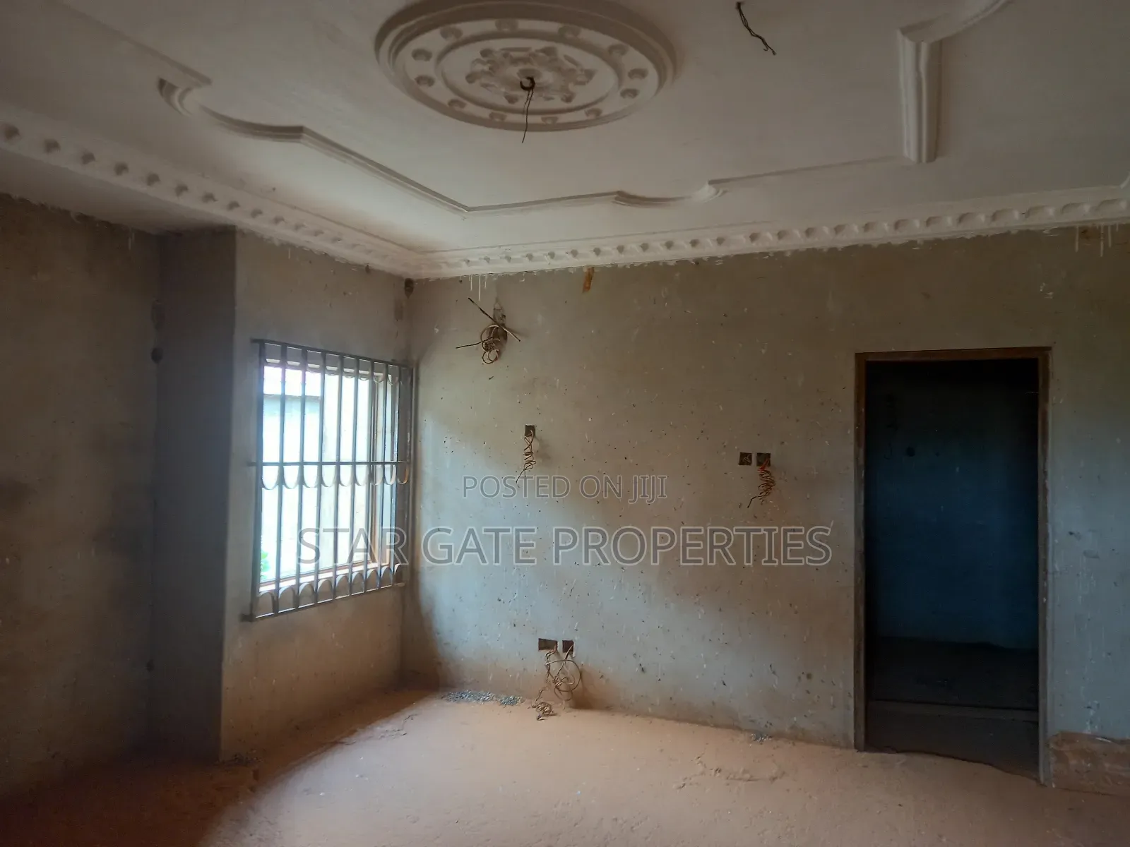 10bdrm House in Santasi Apire, Kumasi Metropolitan for sale