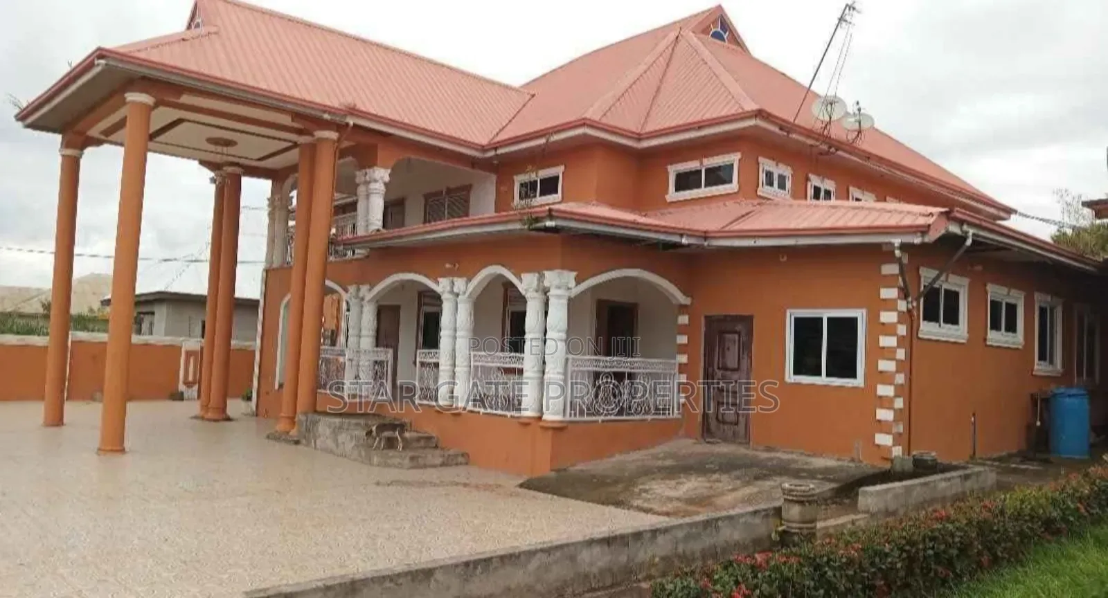10bdrm House in Apromoase, Kumasi Metropolitan for sale