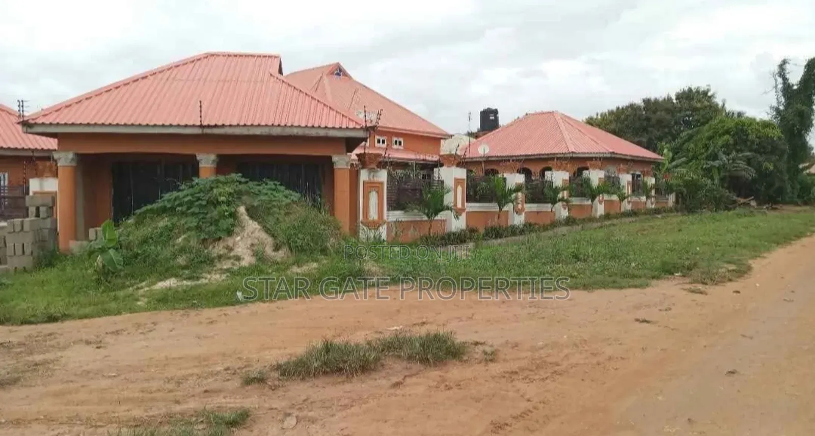 10bdrm House in Apromoase, Kumasi Metropolitan for sale