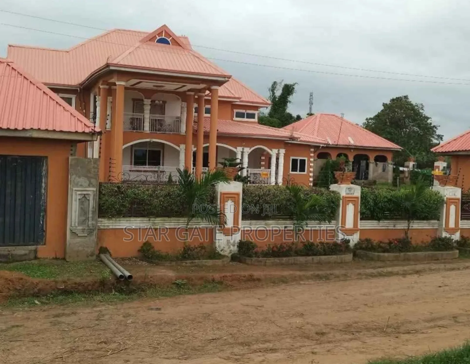 10bdrm House in Apromoase, Kumasi Metropolitan for sale