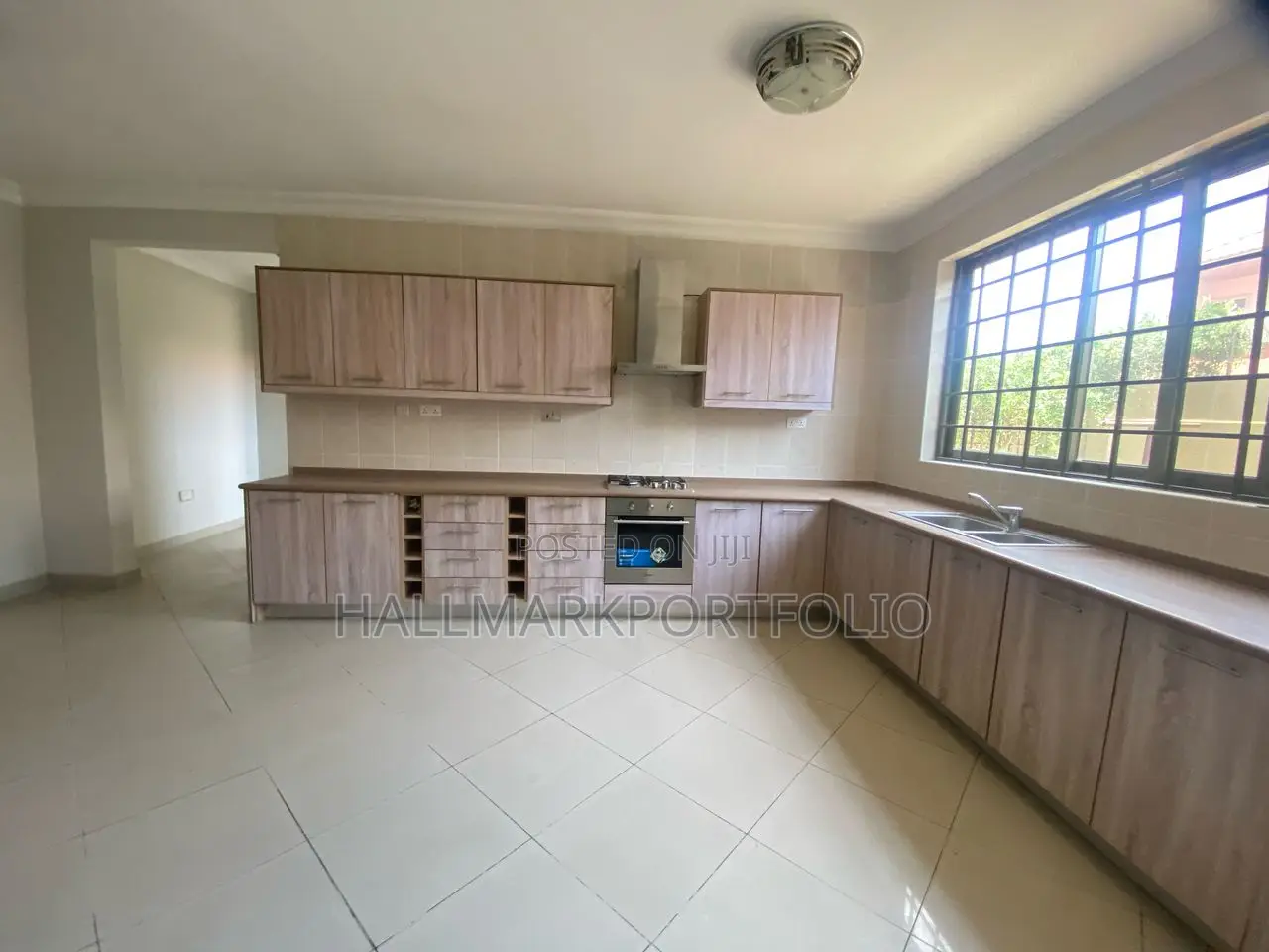 4bdrm Townhouse / Terrace in Cantonment, Cantonments for rent