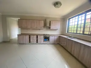 4bdrm Townhouse / Terrace in Cantonment, Cantonments for rent