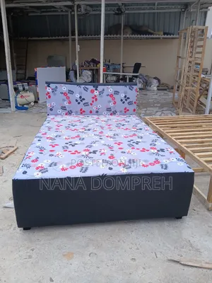 Flowes on Black Bed