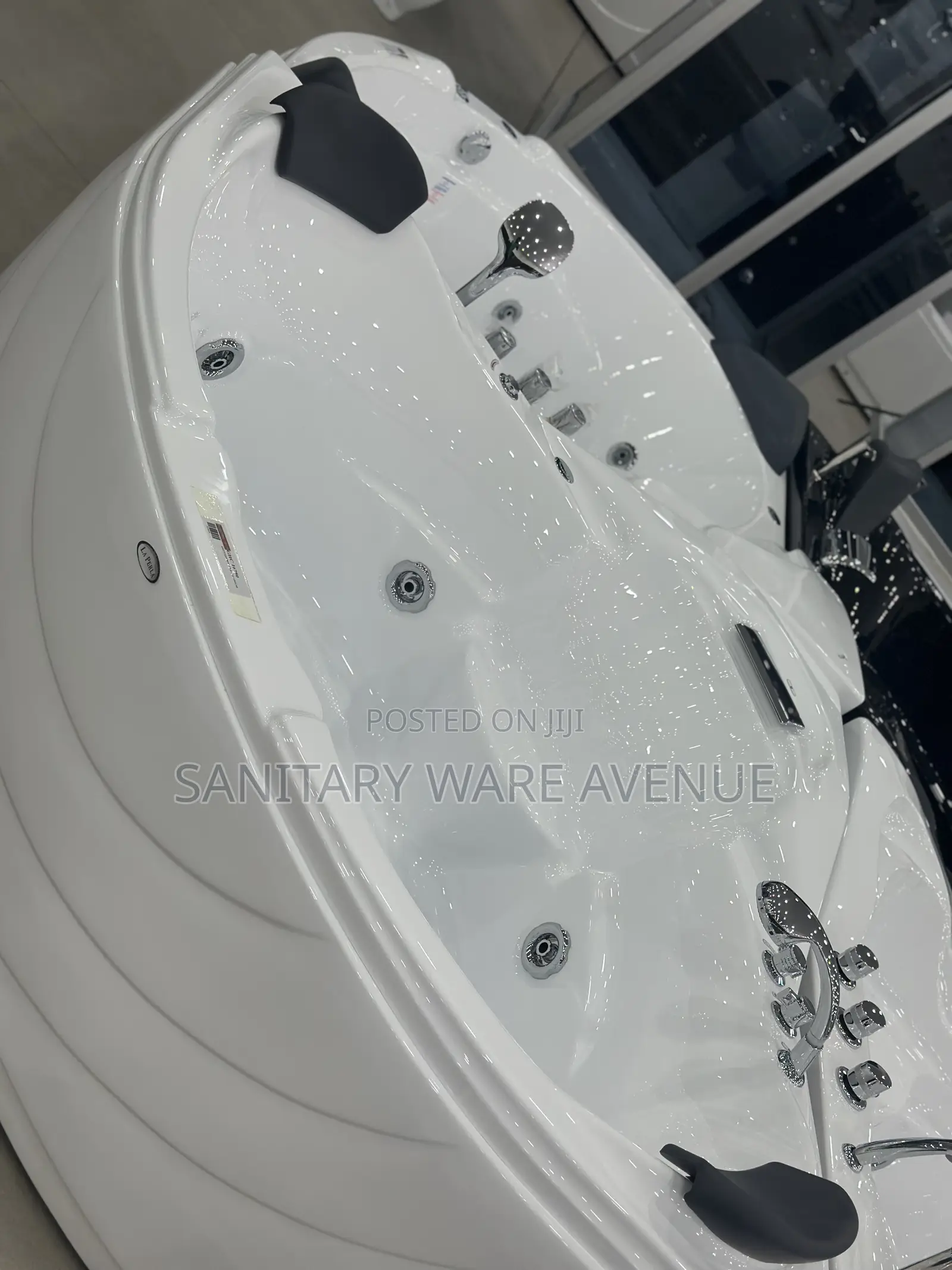 Jacuzzi - Corner Bathtub - Luxury Jacuzzi