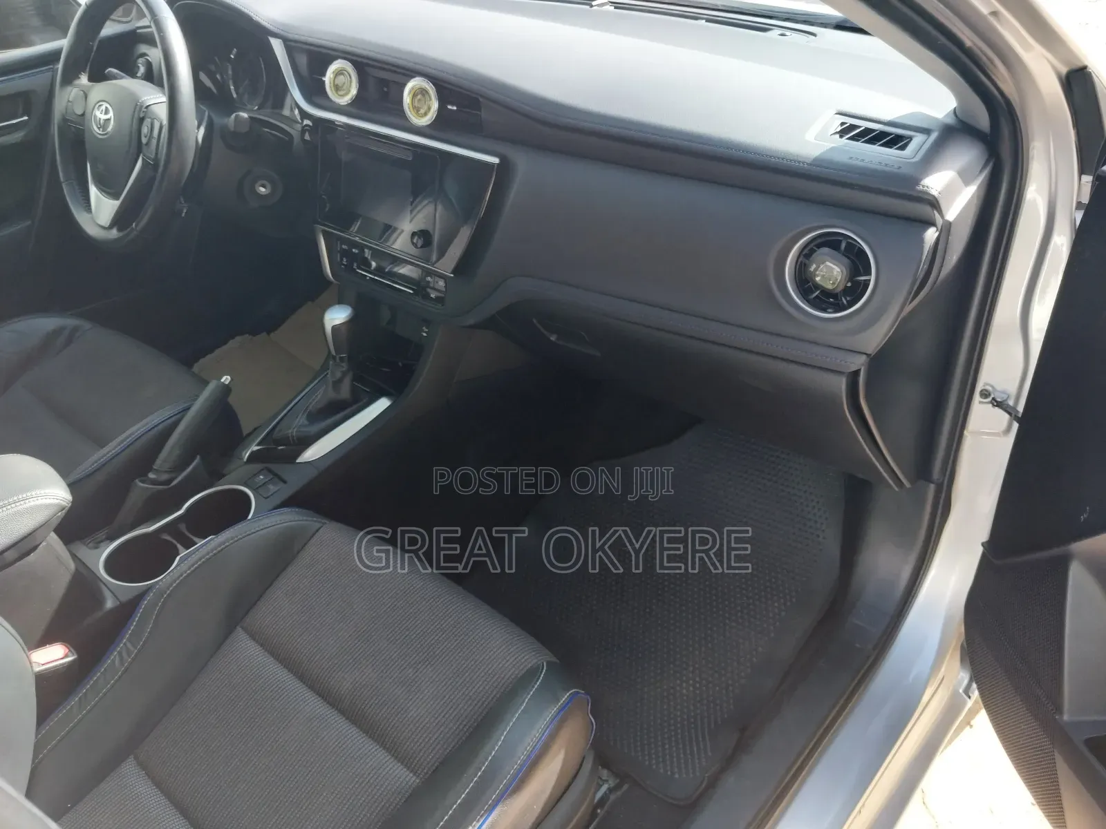 Toyota Corolla SE (1.8L 4cyl 2A) 2018 Silver
