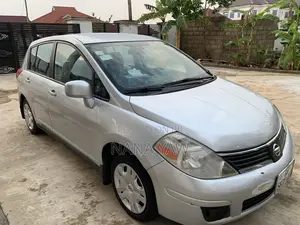 Nissan Versa 1.8 SL Hatchback 2011 Silver