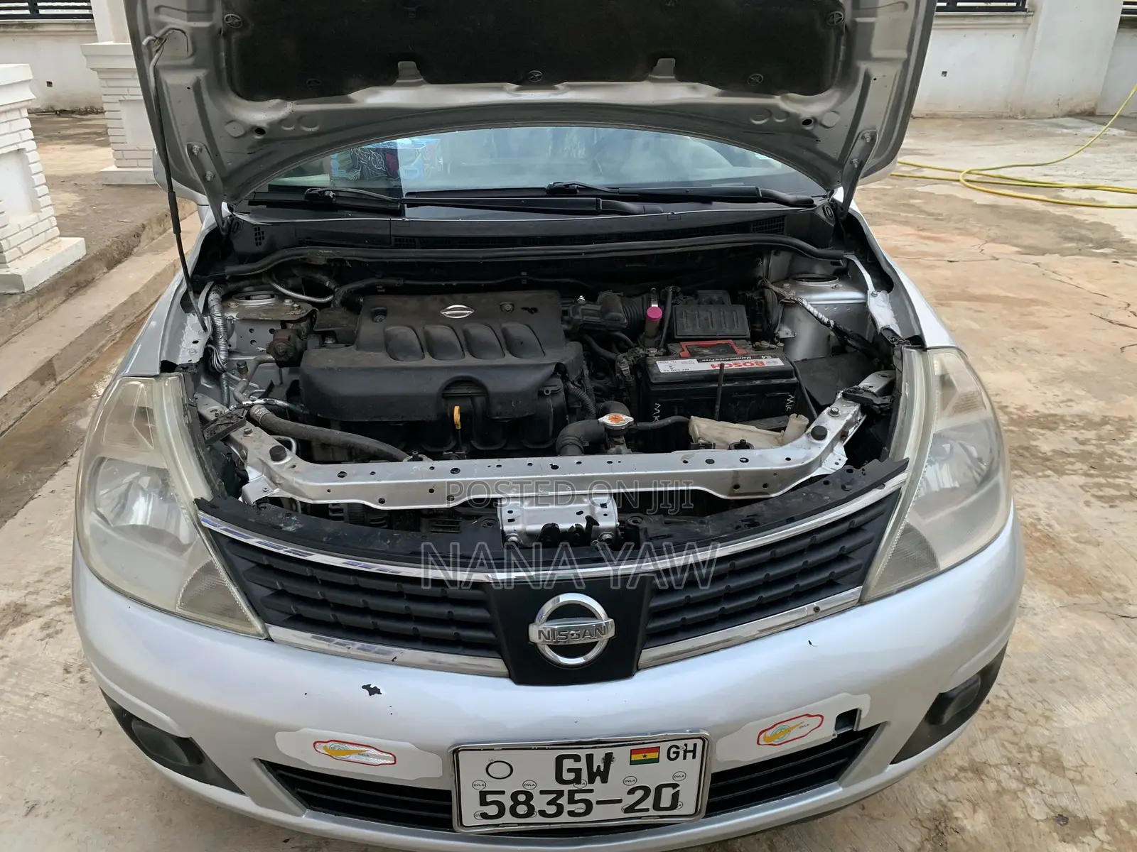 Nissan Versa 1.8 SL Hatchback 2011 Silver