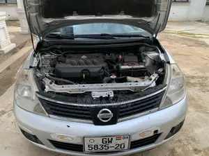 Nissan Versa 1.8 SL Hatchback 2011 Silver