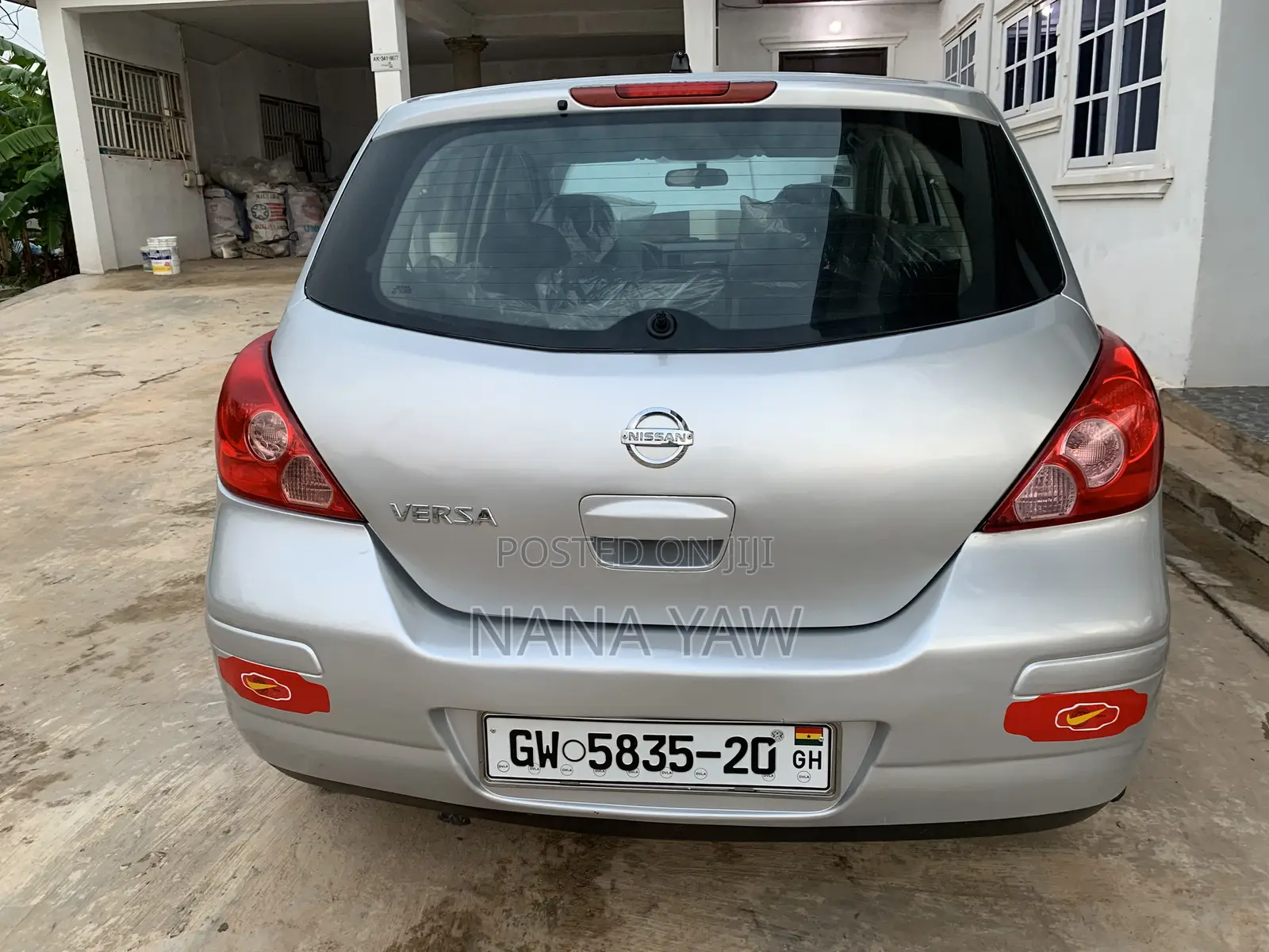 Nissan Versa 1.8 SL Hatchback 2011 Silver