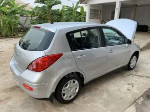 Nissan Versa 1.8 SL Hatchback 2011 Silver