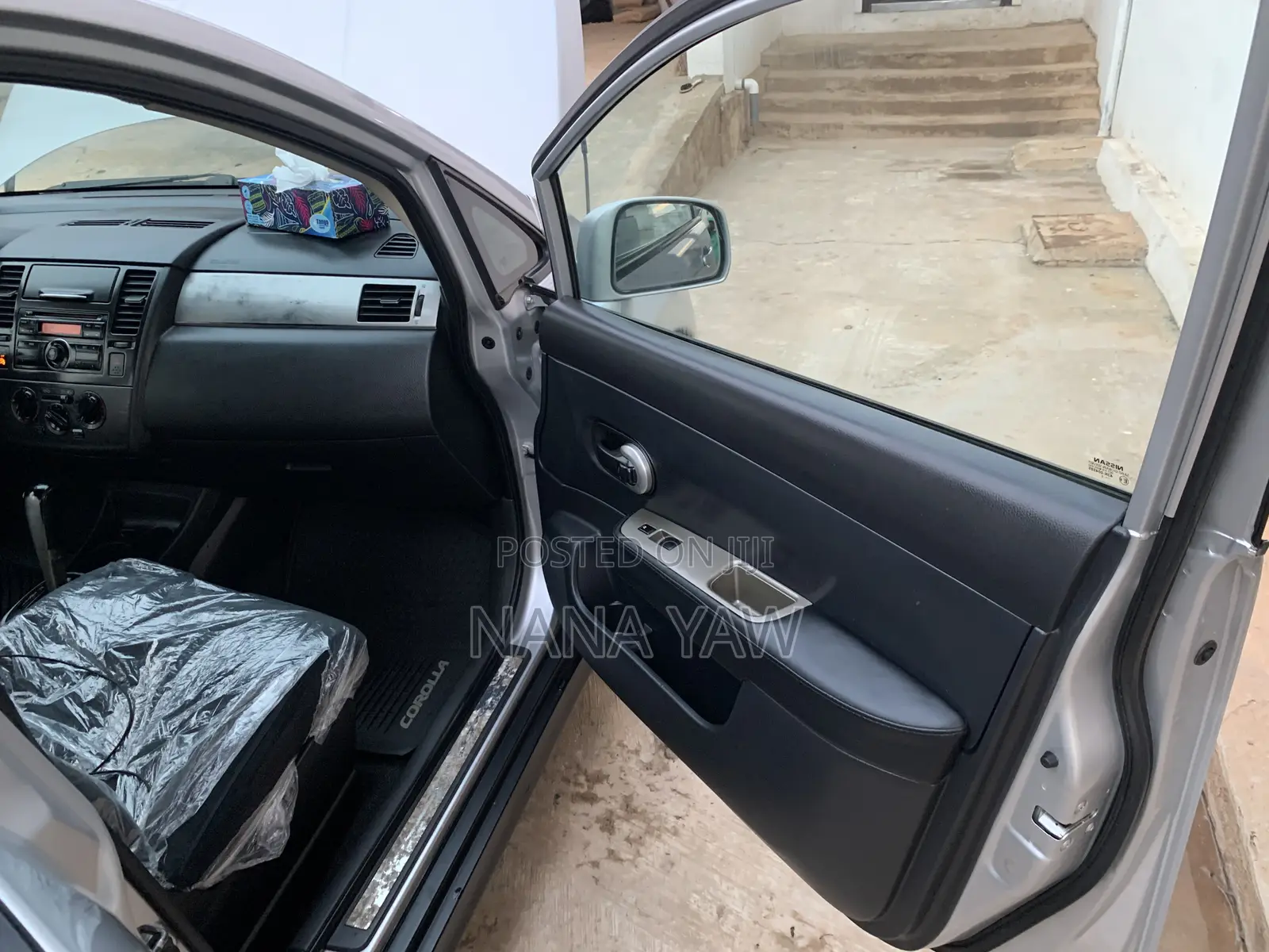 Nissan Versa 1.8 SL Hatchback 2011 Silver