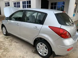 Nissan Versa 1.8 SL Hatchback 2011 Silver