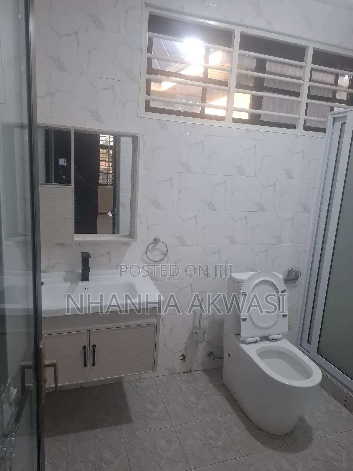 6bdrm House in Teme Community 11, Tema Metropolitan for sale