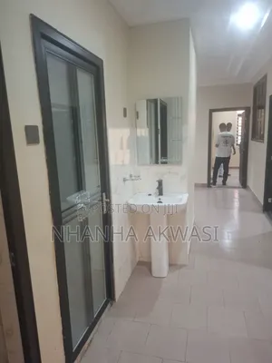 5bdrm House in Teme Community 11, Tema Metropolitan for sale