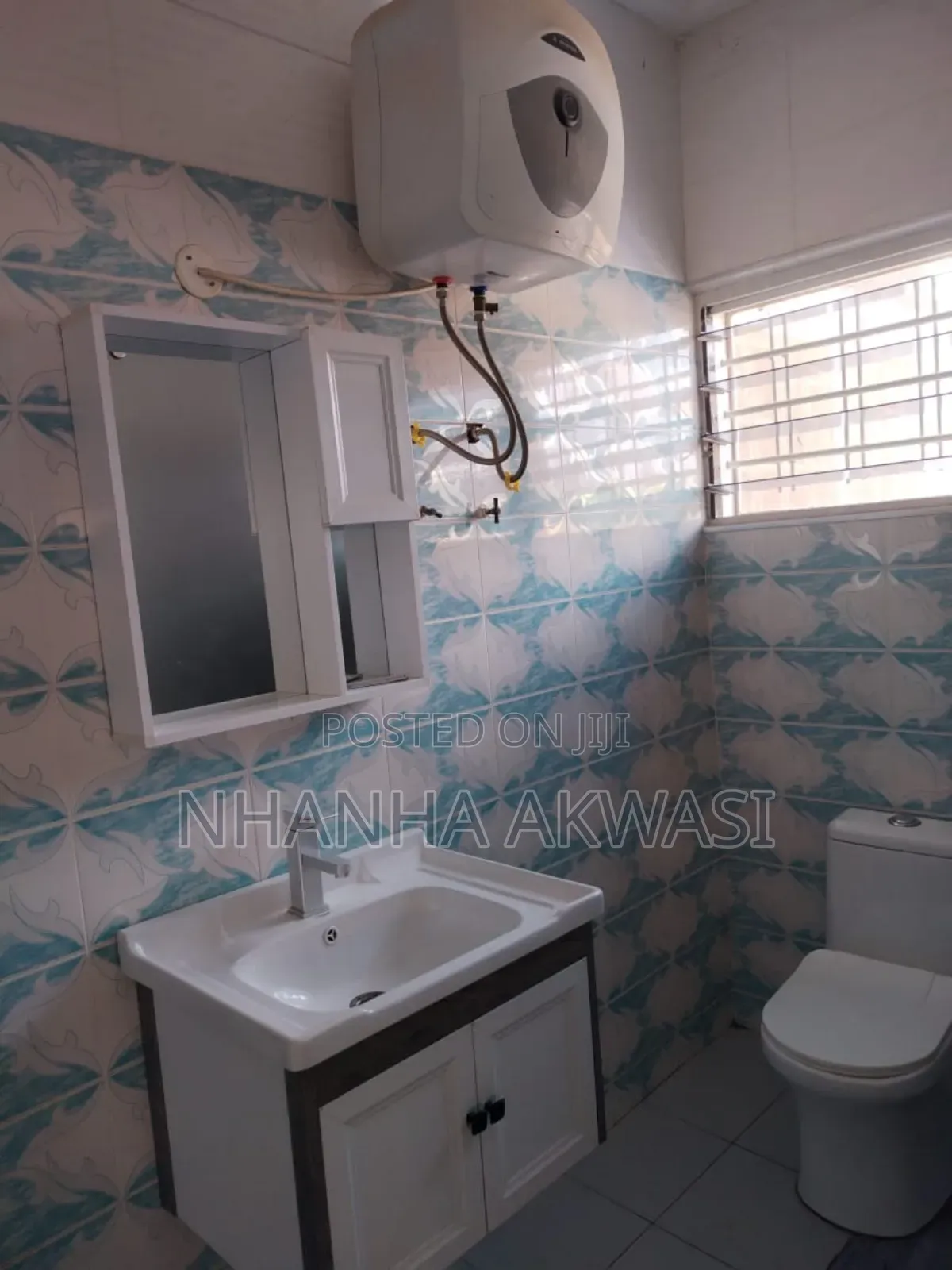 5bdrm House in Teme Community 11, Tema Metropolitan for sale