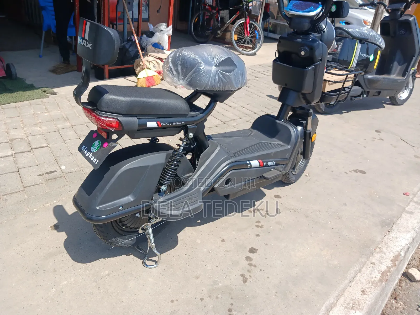 M3-Max Chargeable Lithium Battery E-Bike/at Caprice Bus Stop