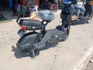 M3-Max Chargeable Lithium Battery E-Bike/at Caprice Bus Stop