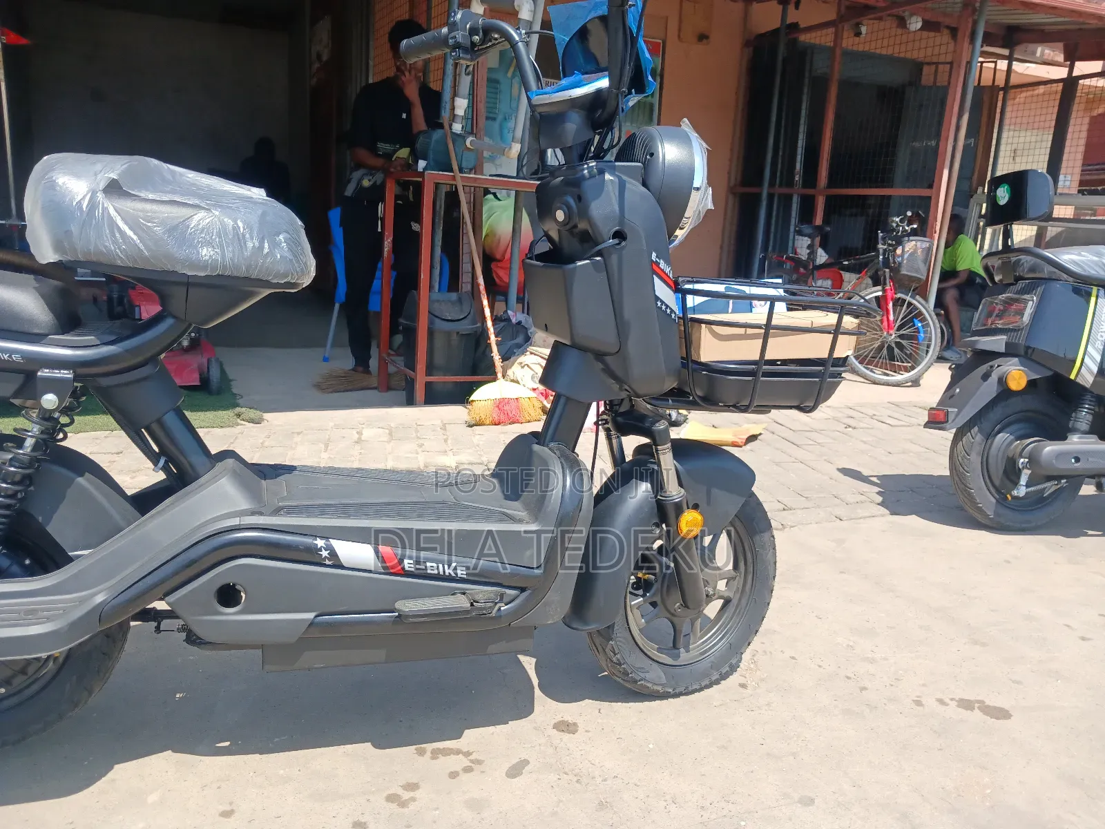 M3-Max Chargeable Lithium Battery E-Bike/at Caprice Bus Stop