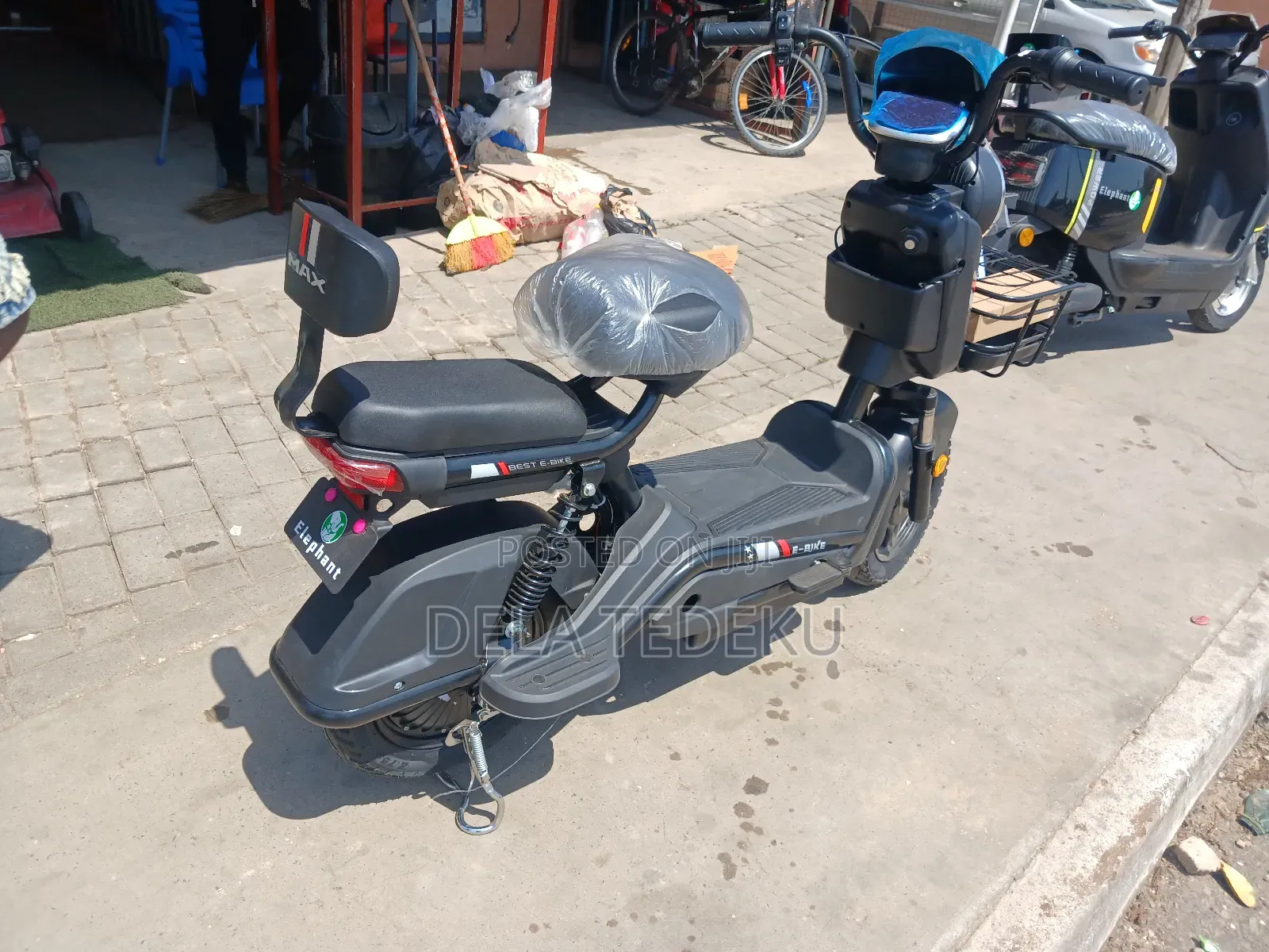 M3-Max Chargeable Lithium Battery E-Bike/at Caprice Bus Stop