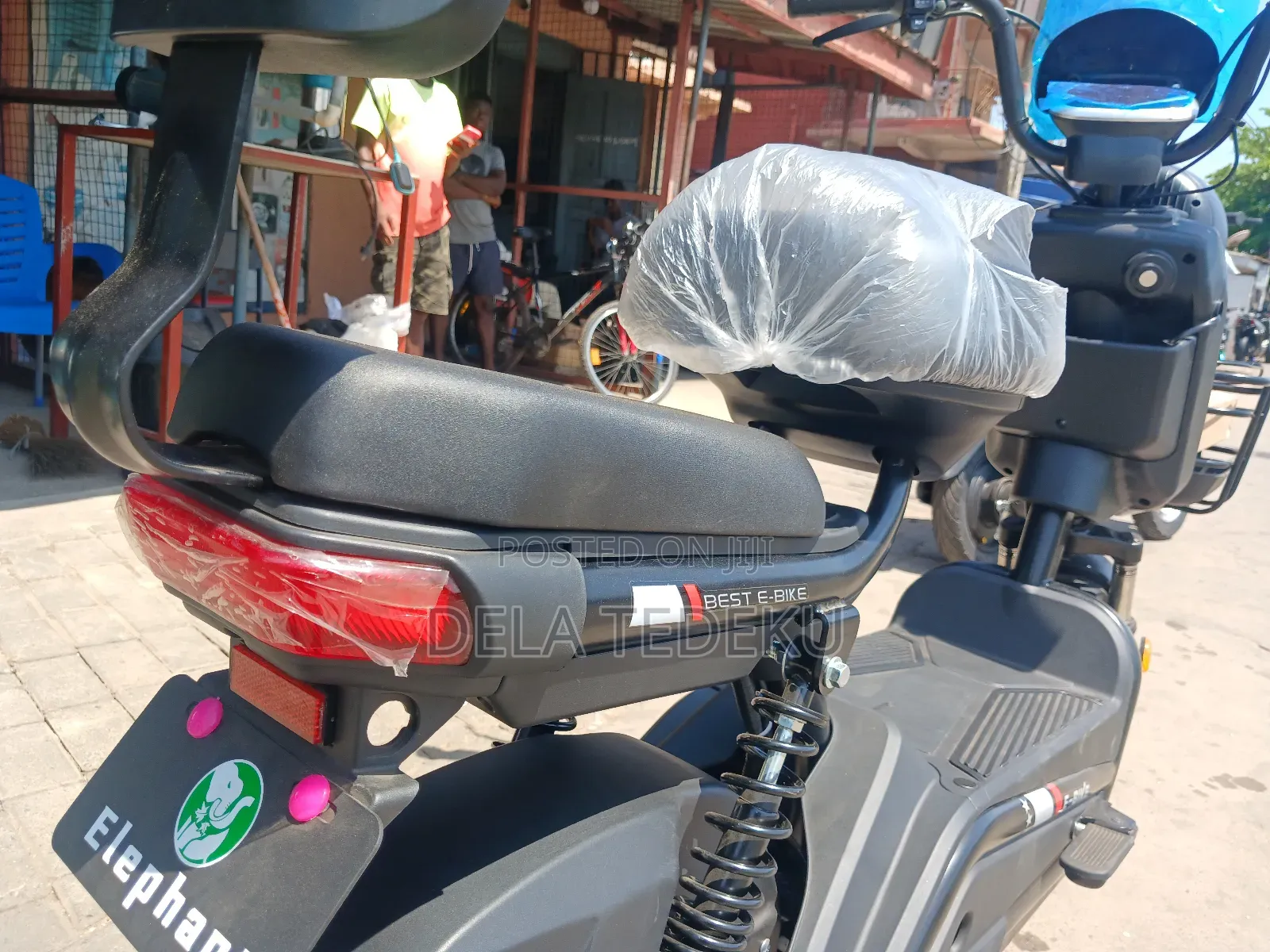 M3-Max Chargeable Lithium Battery E-Bike/at Caprice Bus Stop