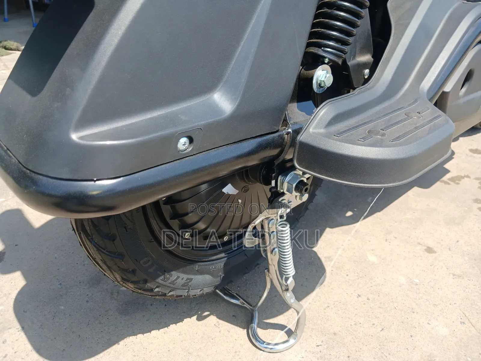 M3-Max Chargeable Lithium Battery E-Bike/at Caprice Bus Stop