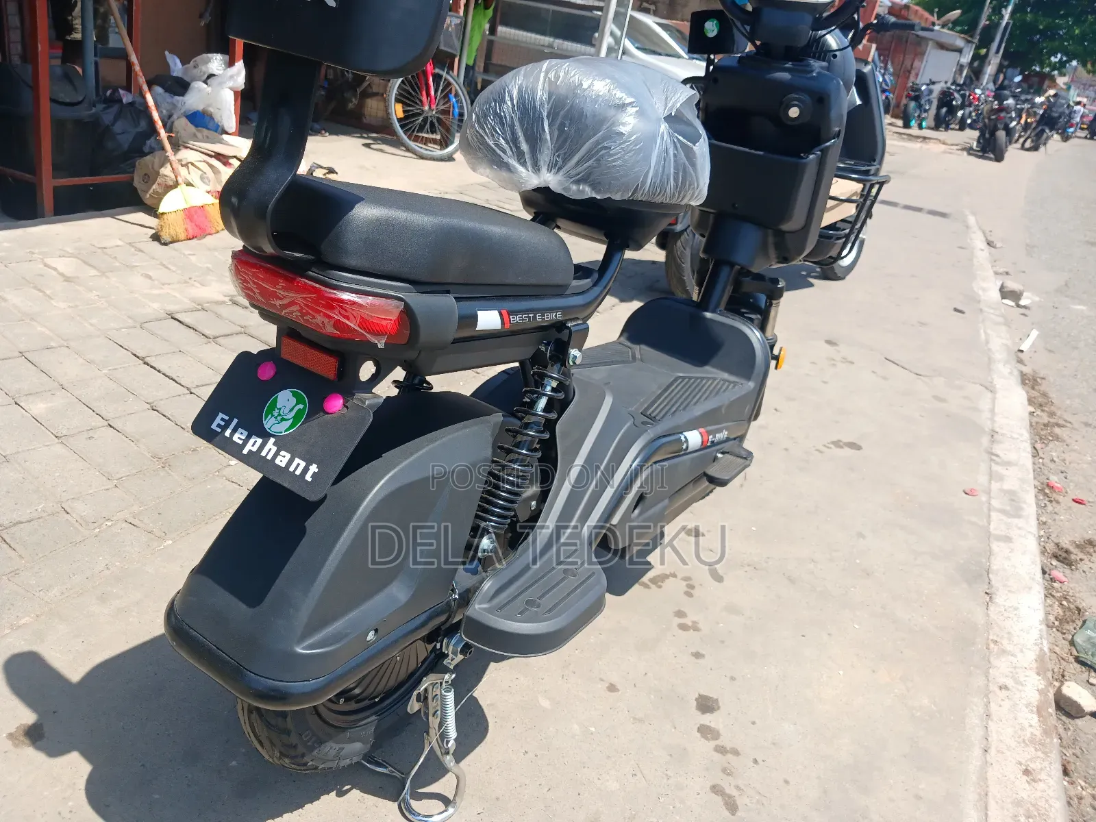 M3-Max Chargeable Lithium Battery E-Bike/at Caprice Bus Stop