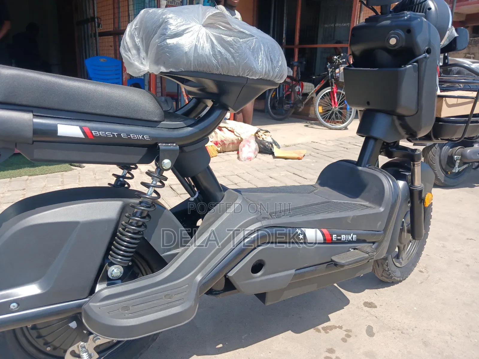 M3-Max Chargeable Lithium Battery E-Bike/at Caprice Bus Stop