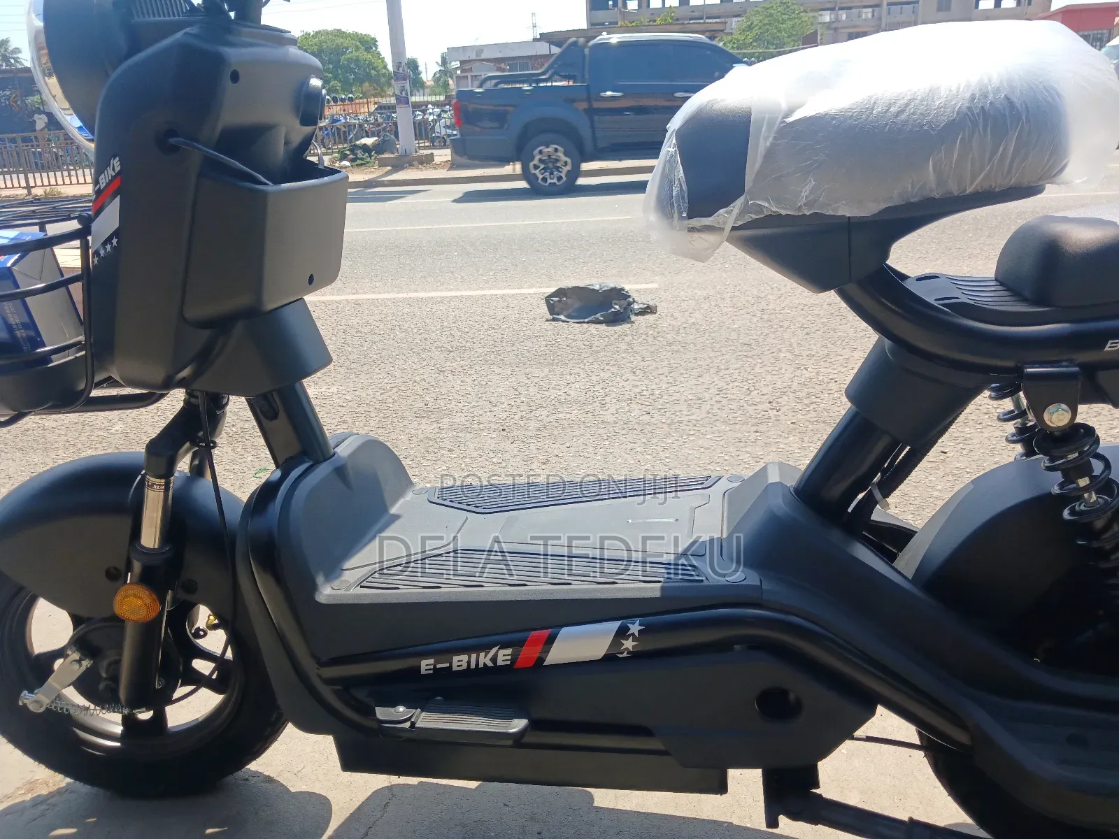 M3-Max Chargeable Lithium Battery E-Bike/at Caprice Bus Stop
