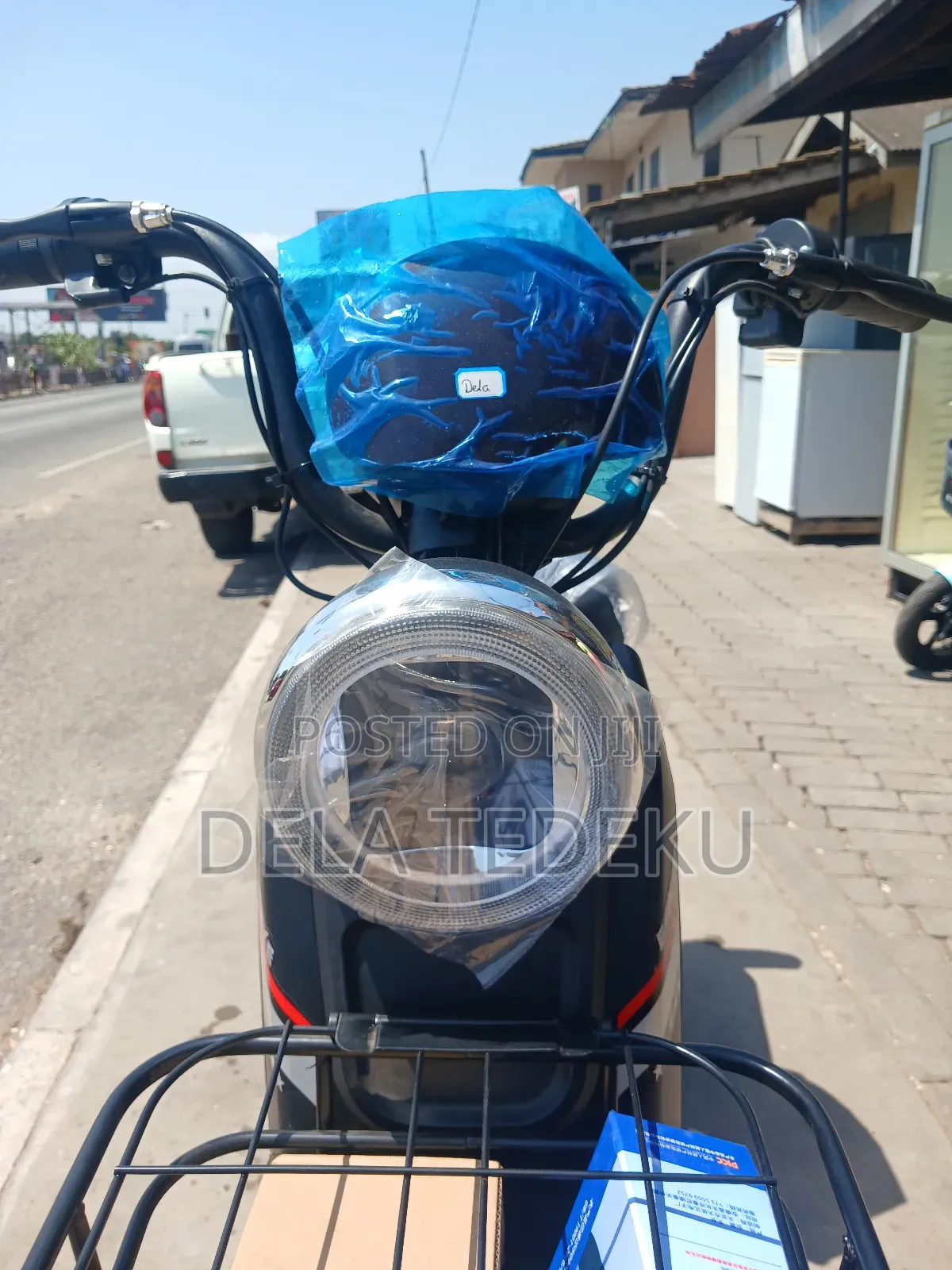 M3-Max Chargeable Lithium Battery E-Bike/at Caprice Bus Stop