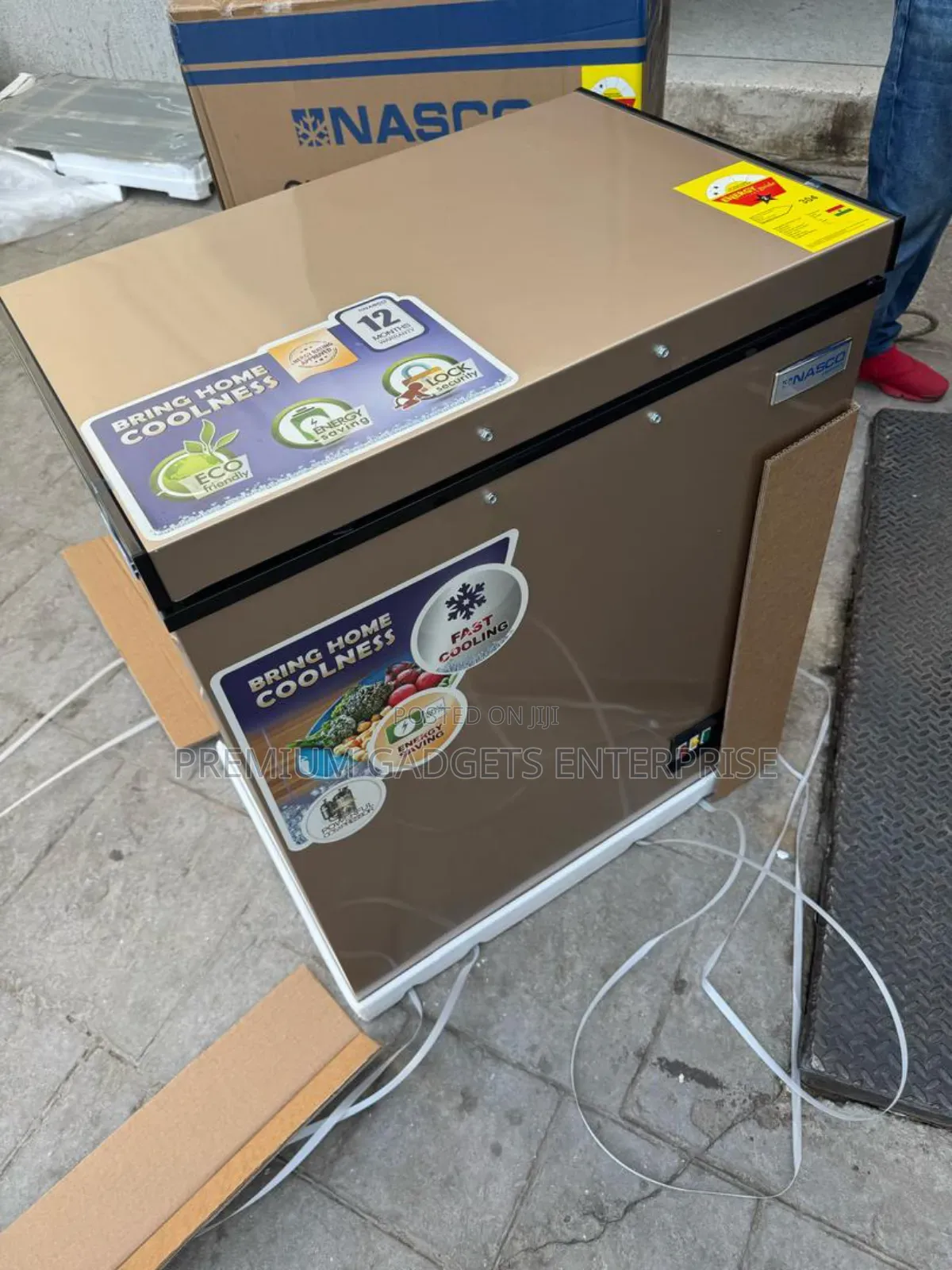 Nasco Modern and Luxurious Gold Colour 150l Chest Freezer Insideglass