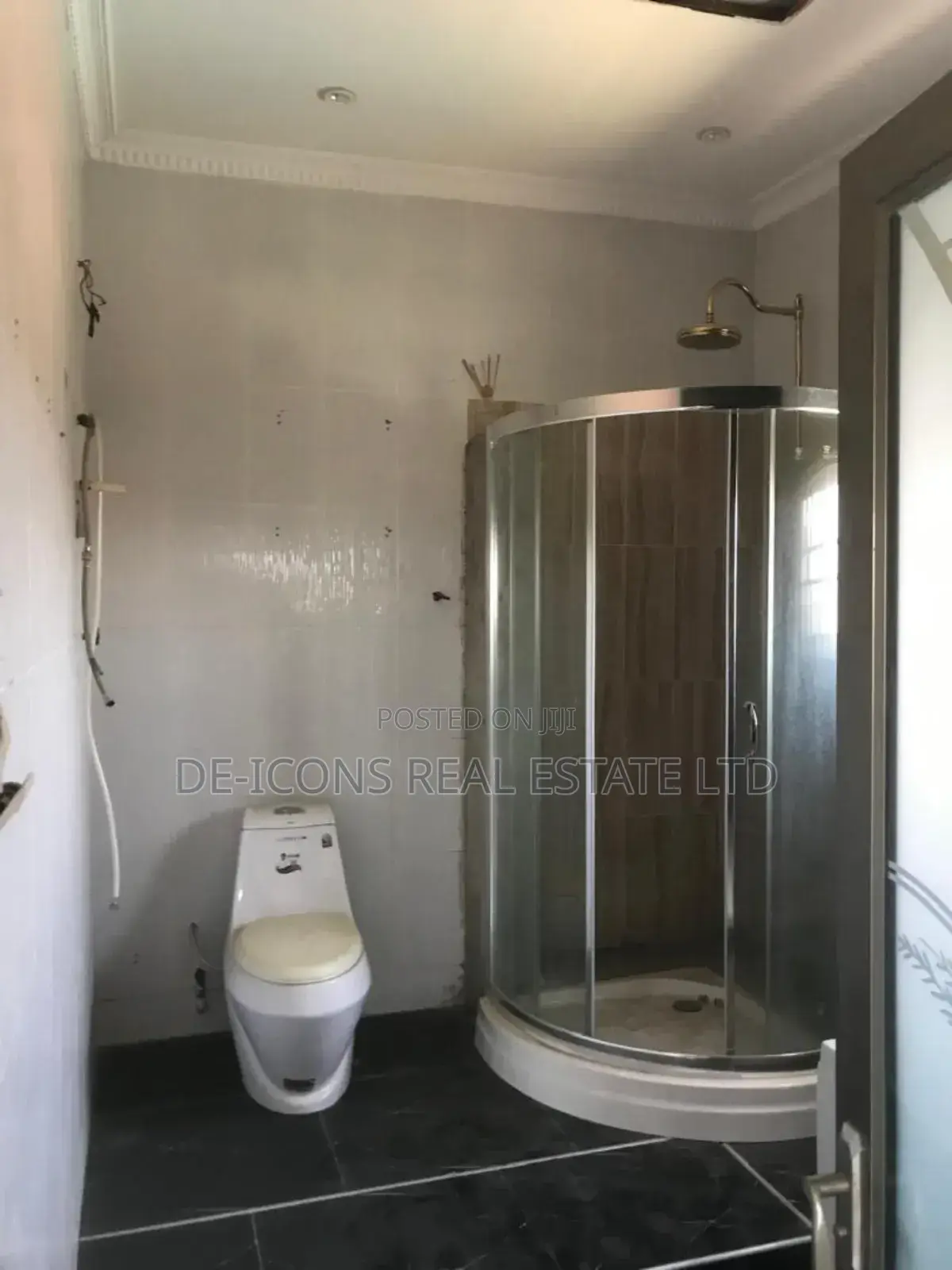 6bdrm House in De-Icons Real Estate, Awutu Senya East Municipal