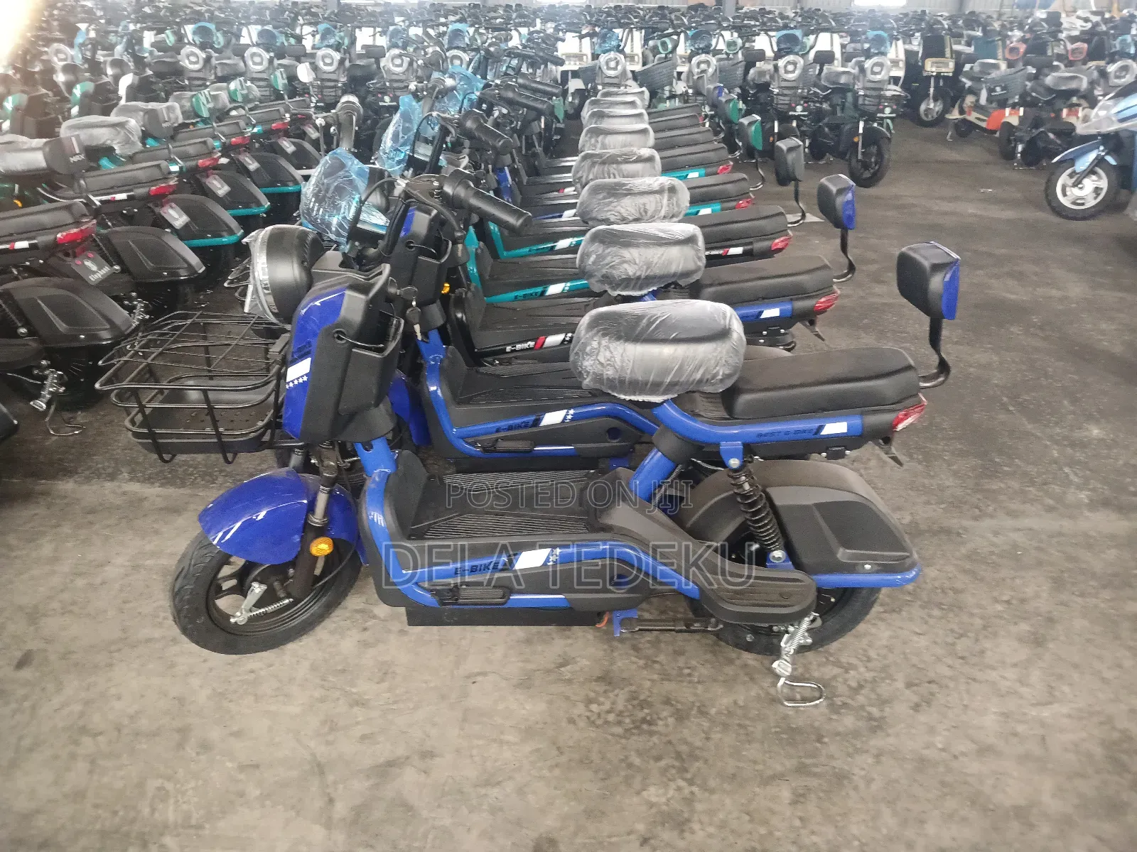 M3-Max Chargeable Lithium Battery E-Bike/at Caprice Bus Stop